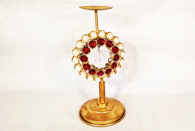 give this circle crystal candle stand on rent