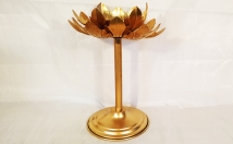 give this flower shaped candle holder on rent